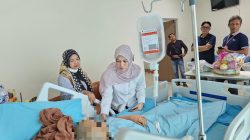 Bentuk Kepedulian, Apri Sujadi dan Deby Maryanti Jenguk Mahasiswi UIN Suska Korban Penganiayaan