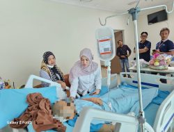 Bentuk Kepedulian, Apri Sujadi dan Deby Maryanti Jenguk Mahasiswi UIN Suska Korban Penganiayaan